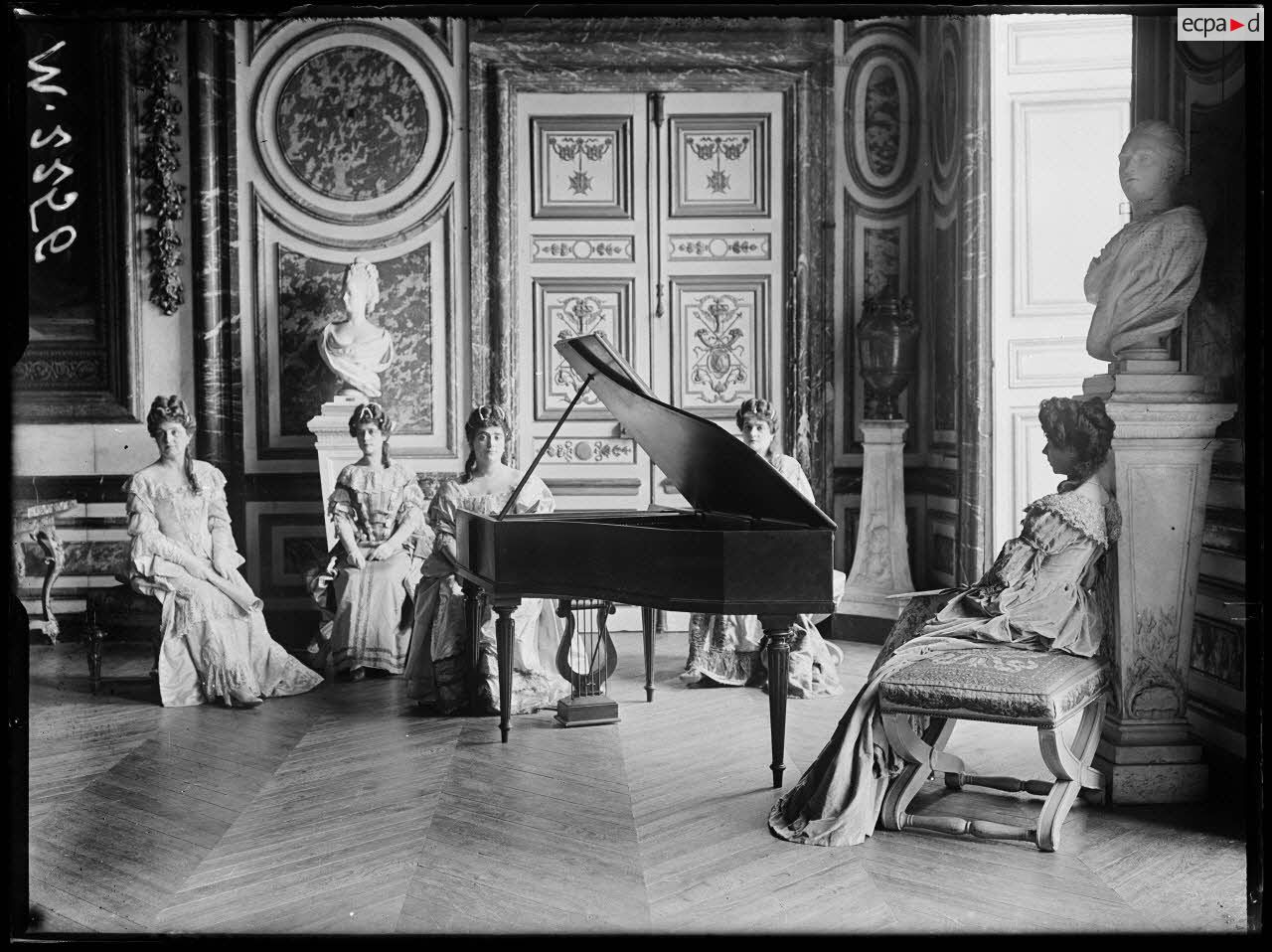 Une réprésentation théâtrale en costume du XVIIe siècle dans l'une des salles du château de Versailles. [légende d'origine]
