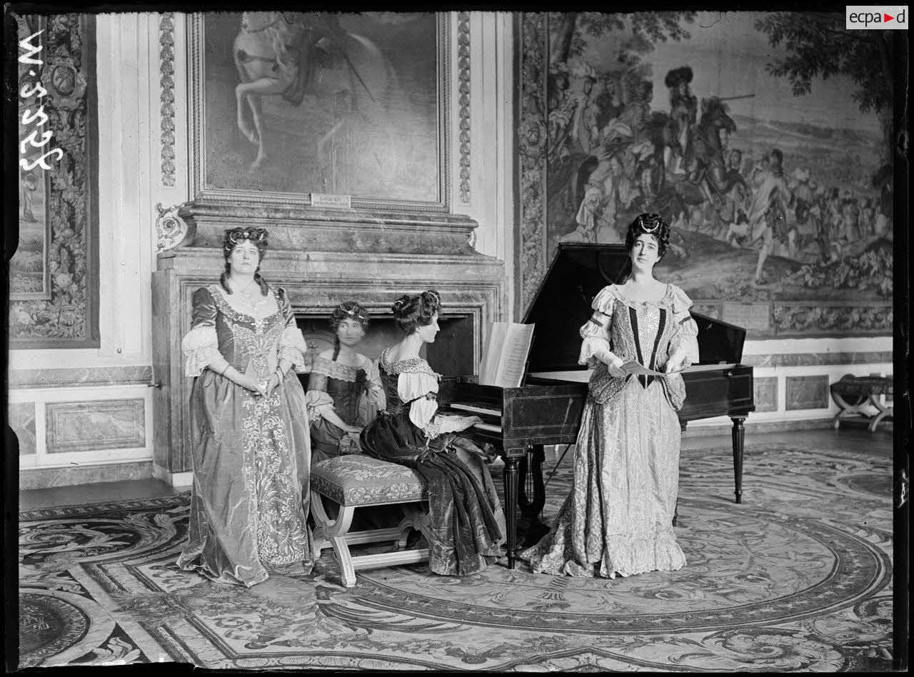 Une réprésentation théâtrale en costume du XVIIe siècle dans l'une des salles du château de Versailles. [légende d'origine]