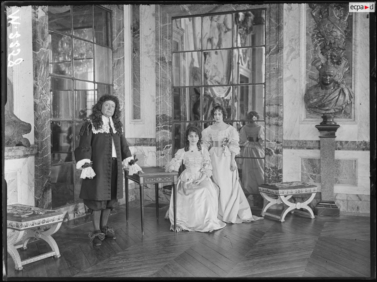 Une réprésentation théâtrale en costume du XVIIe siècle dans l'une des salles du château de Versailles. [légende d'origine]
