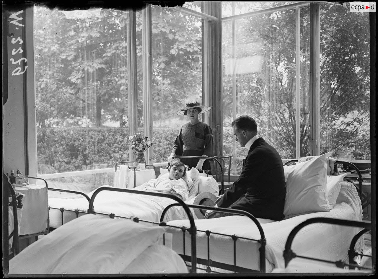 Paris. H&ocirc;pital auxiliaire n&deg;79, rue Adolphe Yvon (H&ocirc;tel James Hyde). Monsieur et Madame James Hyde. [l&eacute;gende d'origine]