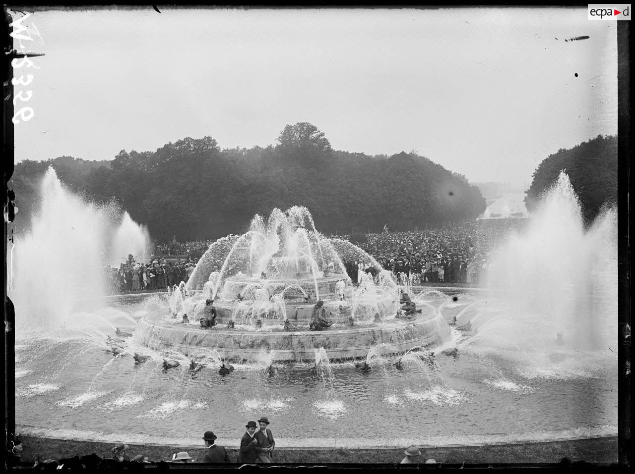 Les grandes eaux de Versailles lors de la fête nationale belge. [légende d'origine]