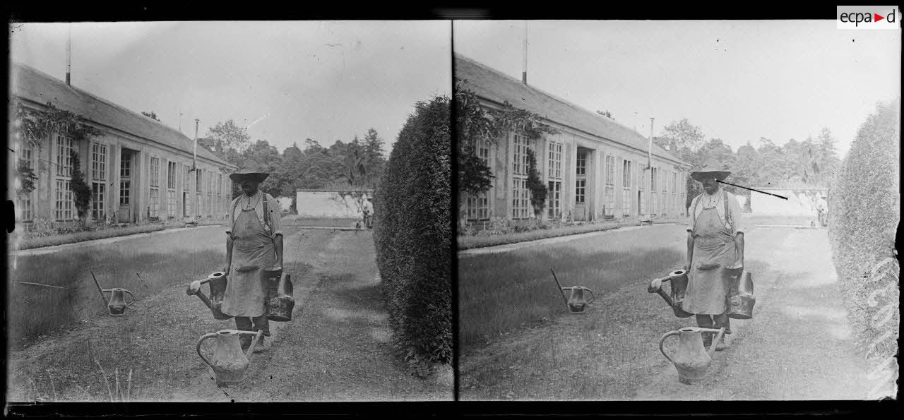 Les jardiniers de l'orangerie du château. [légende d'origine]