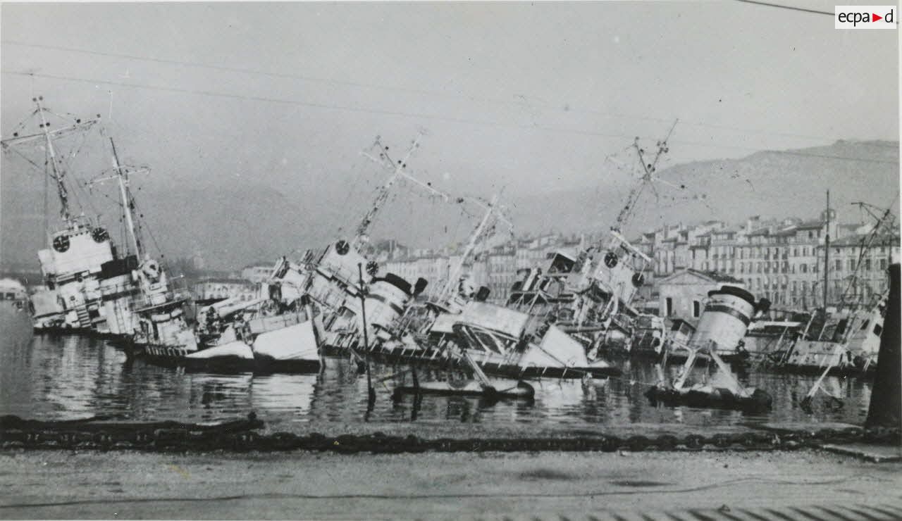 Avisos - Chamois - Commandant Rivi&egrave;re - La Curieuse. [l&eacute;gende d'origine]