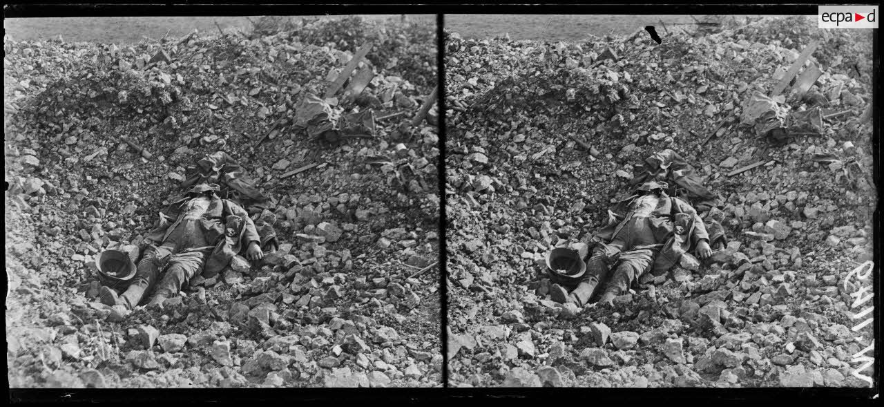 Cote 304, cadavre dans la tranchée. [légende d'origine]