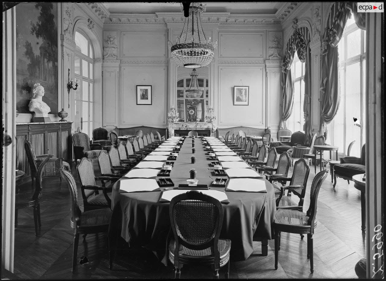 Versailles. Trianon Palace, où siège le Conseil de guerre interalliés. La salle des séances. [légende d'origine]