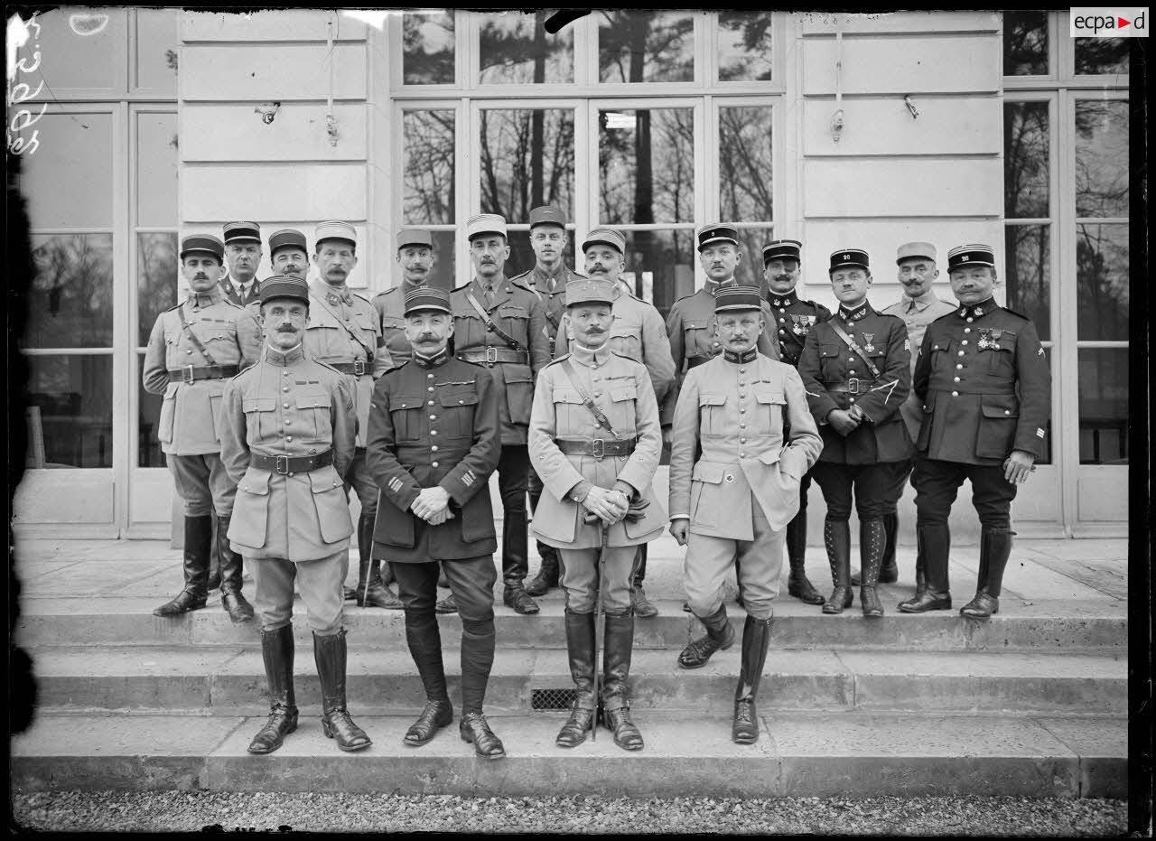 Versailles. Trianon Palace, où siège le Conseil de guerre interalliés. Le général Weygand et les officiers de la section française. [légende d'origine]