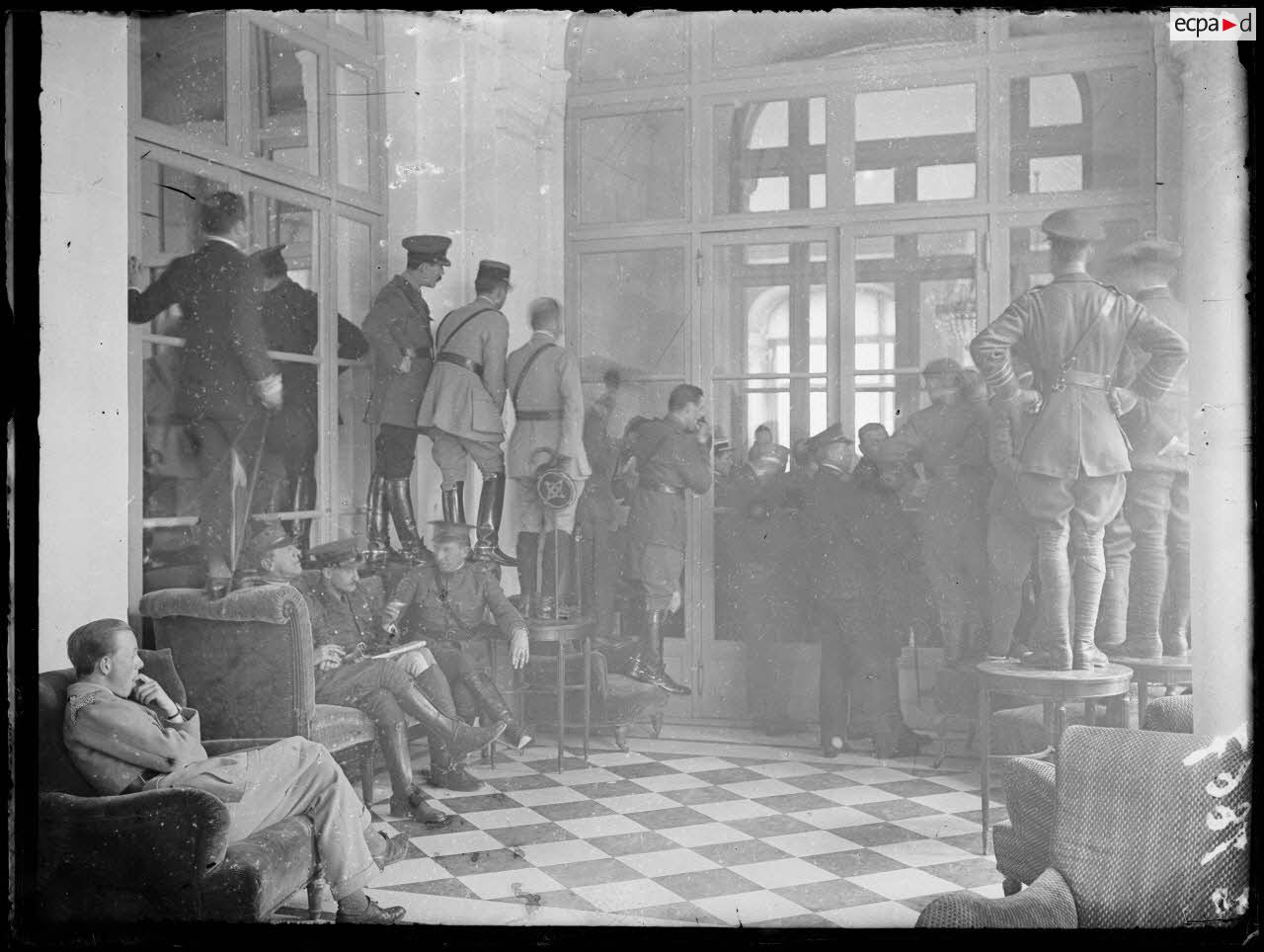 Versailles, Trianon palace. Remise aux Allemands du traité de paix. [légende d'origine]