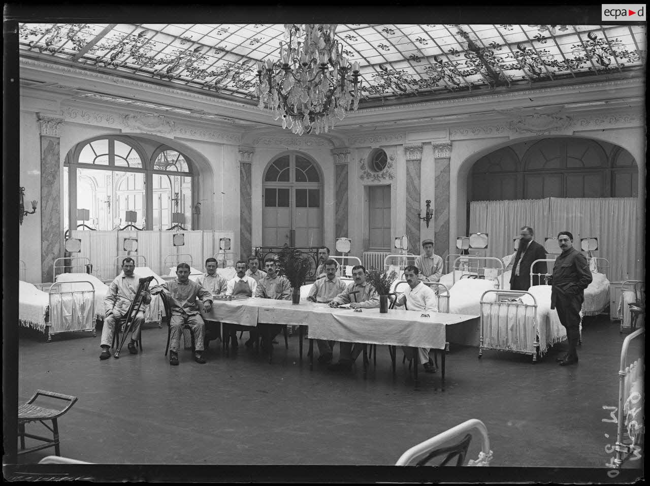 H&ocirc;pital Russe Carlton h&ocirc;tel CRP Paris, salle de malades. [l&eacute;gende d'origine]