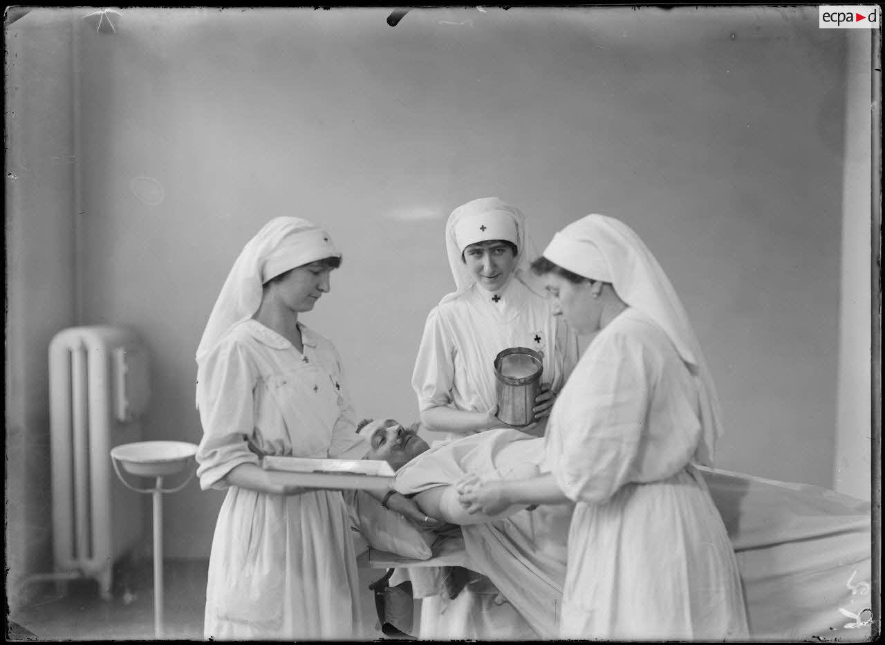 Paris. H&ocirc;pital temporaire n&deg;9. Boulevard Jules Ferry. Salle d'op&eacute;rations. Un pansement. [l&eacute;gende d'origine]