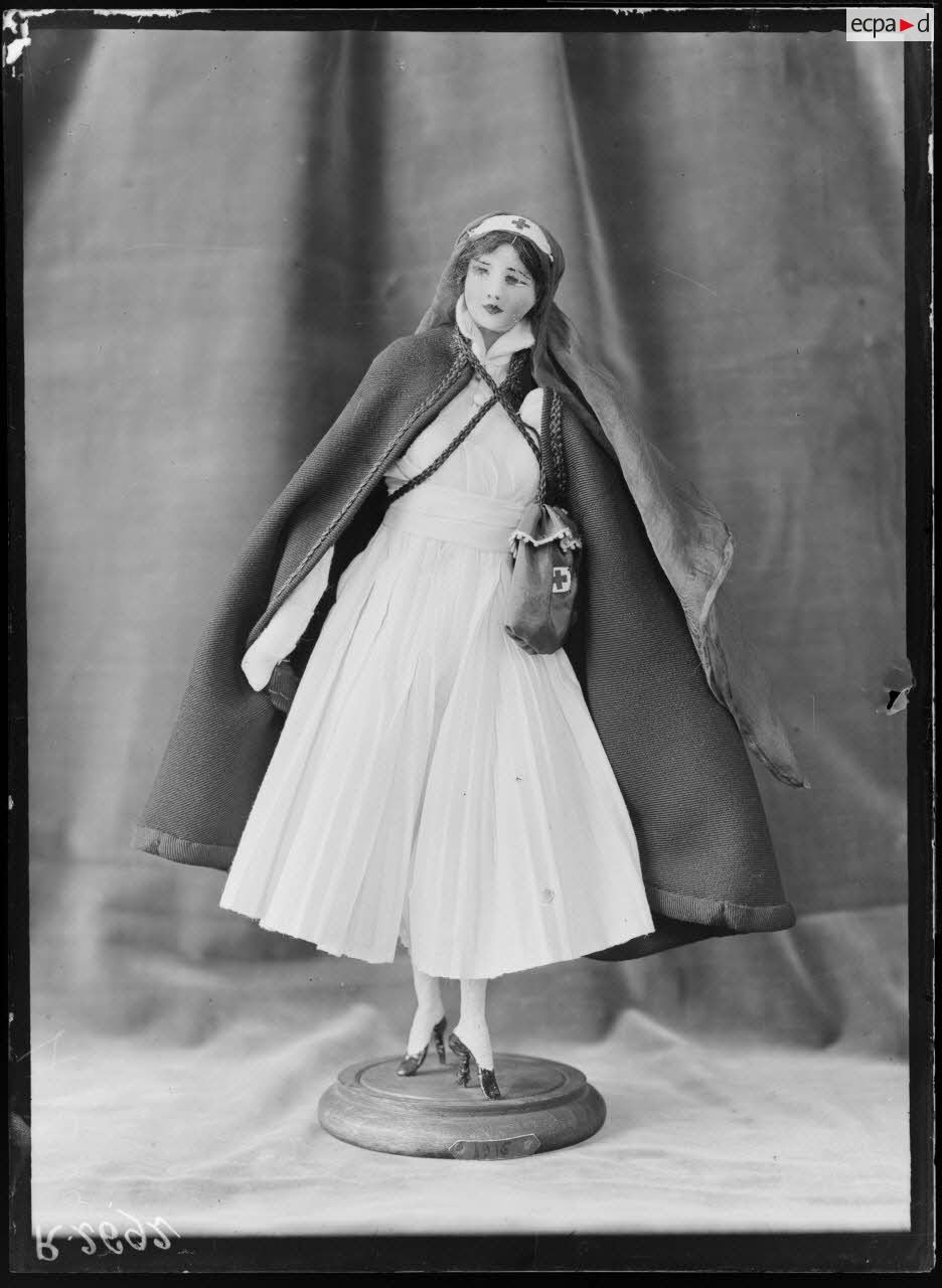 Paris. Mus&eacute;e Leblanc. Statuette, "La mode pendant la guerre" par Laffitte-Donnet. [l&eacute;gende d'origine]