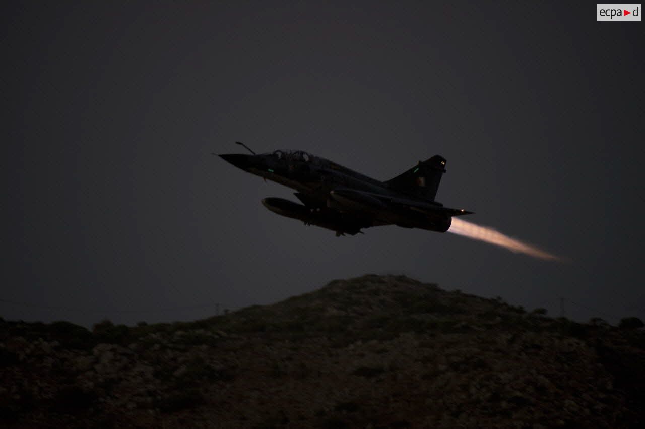 Lors de l'opération Harmattan, sur la base de la Sude en Crète, décollage de nuit d'un Mirage 2000N K2.