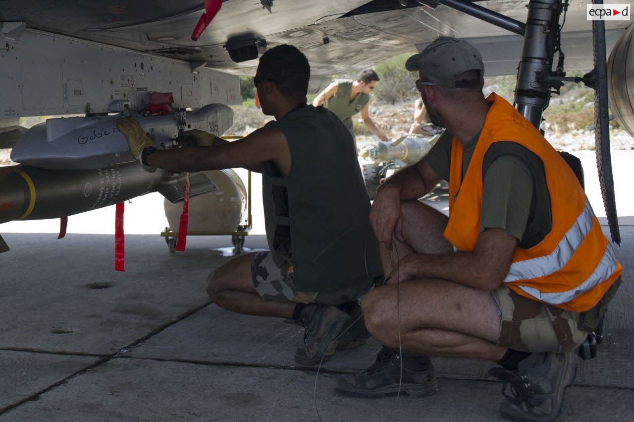Lors de l'opération Harmattan, sur la base de la Sude en Crète, une bombe à guidage laser GBU de 250 kg.