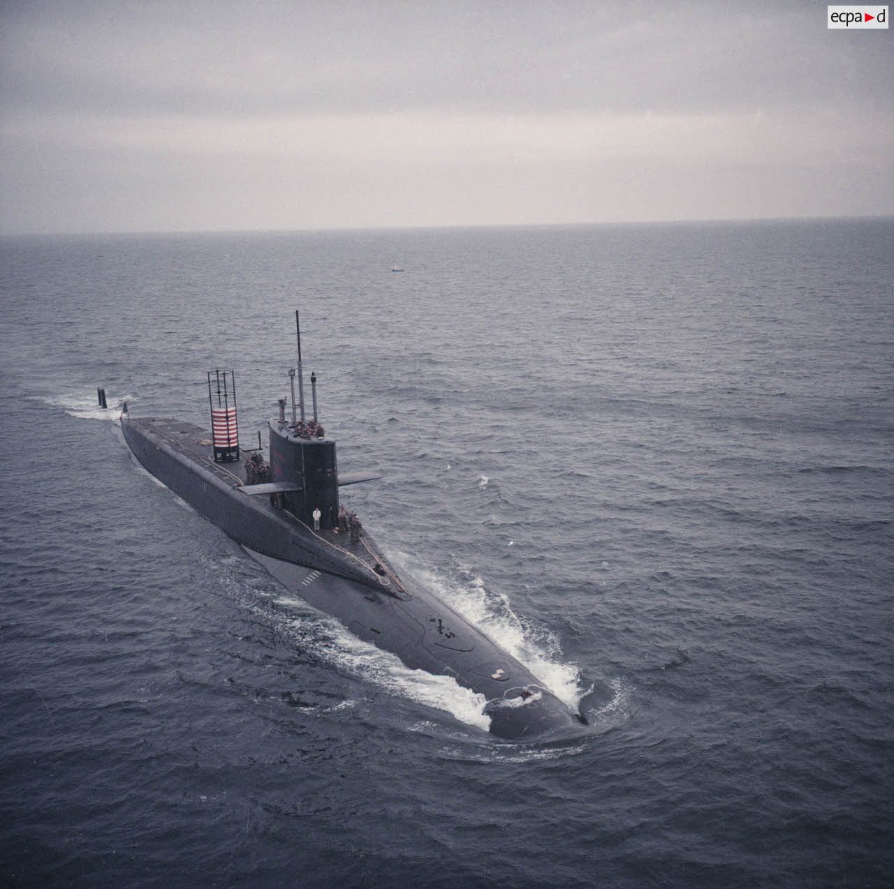 Vue aérienne sur le SNLE Le Redoutable lors de sa première sortie en mer.