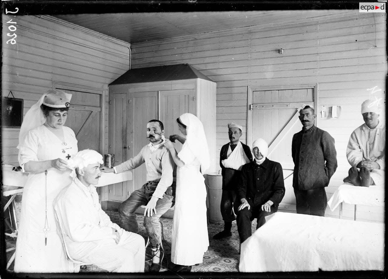 Vitry-le-Fran&ccedil;ois. H&ocirc;pital du front, Ambulance 82, salle des pansements. [l&eacute;gende d'origine]