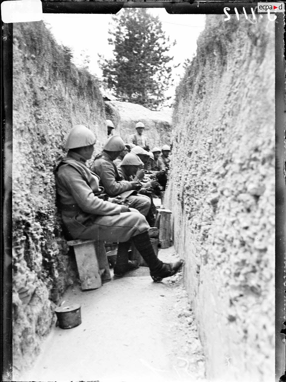 Région de la ferme des Marquises (Marne). Dans le boyau de la Courtine. L'heure de la soupe. [légende d'origine]
