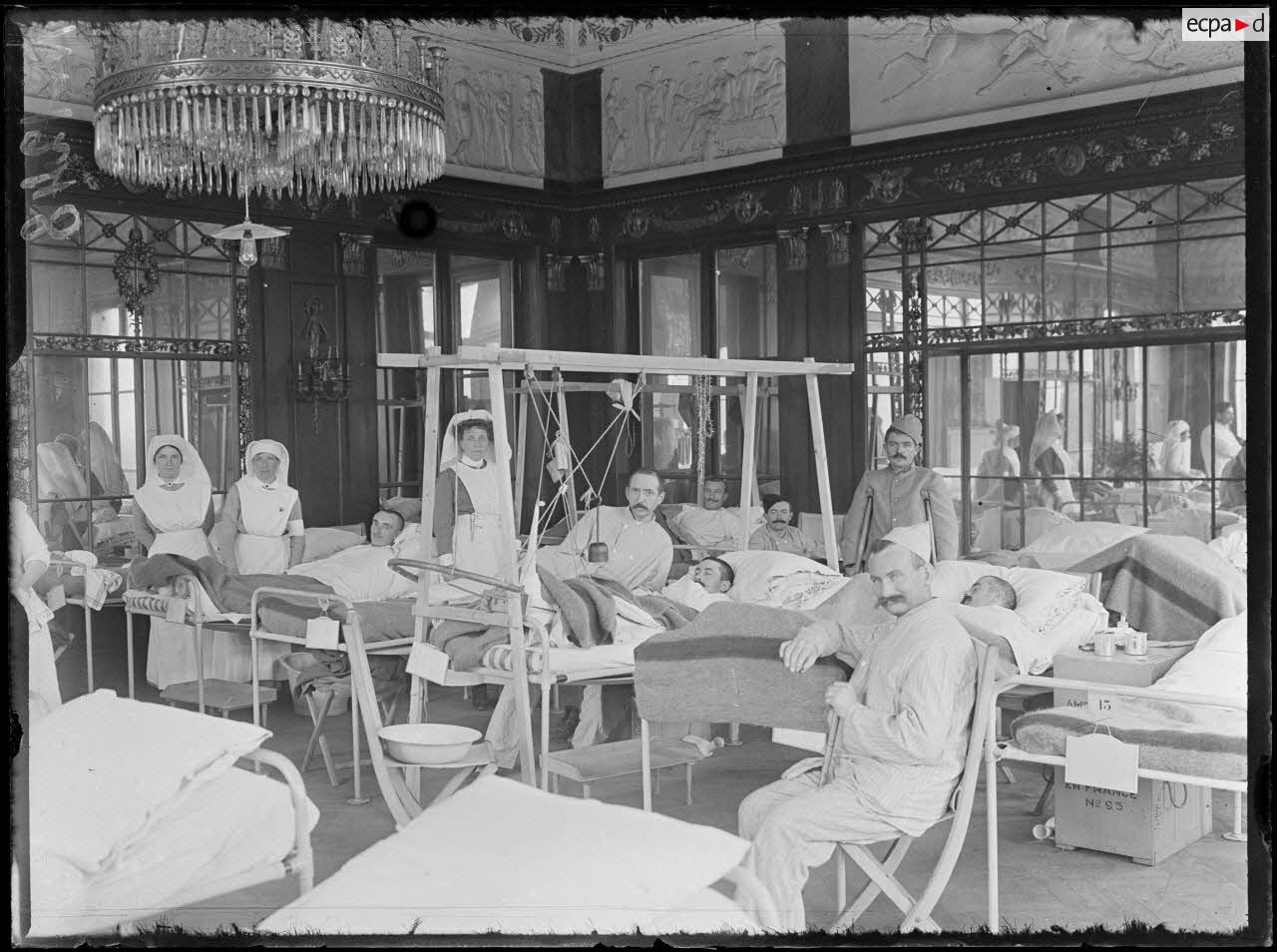Paris. H&ocirc;pital hollandais du Pr&eacute; Catelan. Aspect de la grande salle du rez-de-chauss&eacute;e. [l&eacute;gende d'origine]