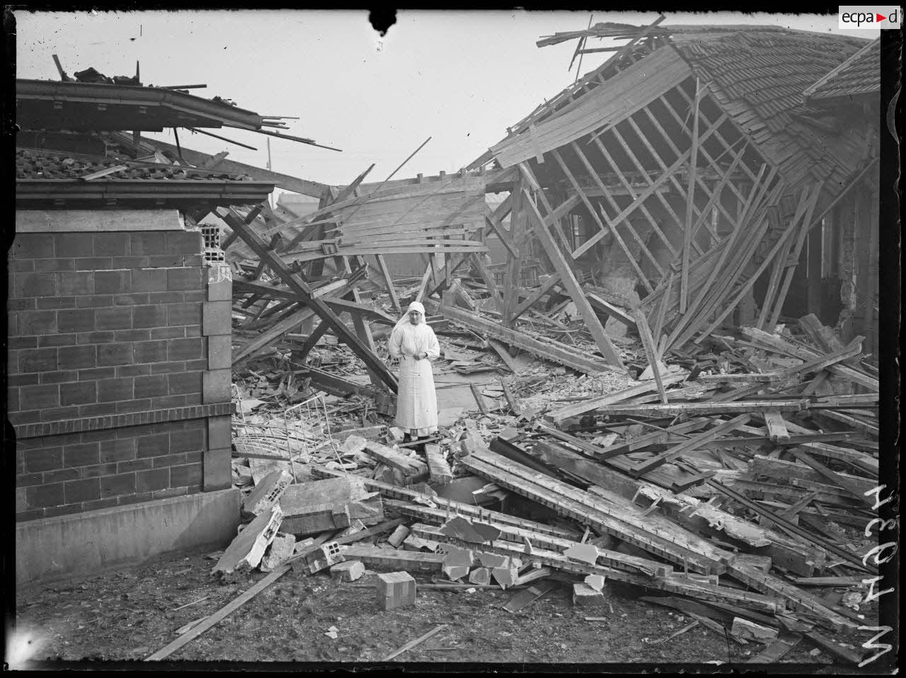 Bombardement de Paris dans la nuit du 11 au 12 mars 1918. H&ocirc;pital Claude Bernard &agrave; Aubervilliers. [l&eacute;gende d'origine]