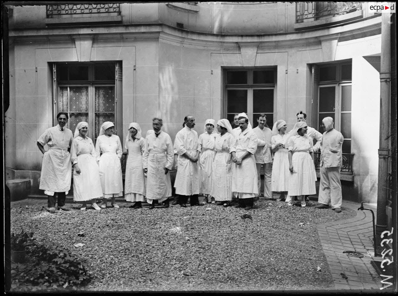 Paris, h&ocirc;pital franco-br&eacute;silien, rue de la Pompe. Le personnel de l'h&ocirc;pital. [l&eacute;gende d'origine]