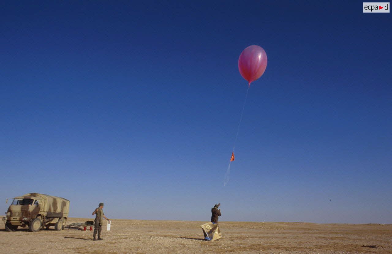 Mise en batterie d'une station Sirocco (station int&eacute;gr&eacute;e de radar d'observation continue des courants a&eacute;rologiques) : lancement d'un ballon-sonde auquel est suspendu un r&eacute;flecteur.
