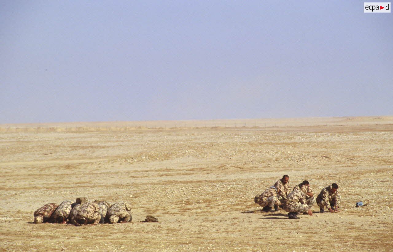 Les soldats &eacute;gyptiens font leur pri&egrave;re sur le champ de tir, avant l'exercice de tir Milan en coop&eacute;ration avec les soldats fran&ccedil;ais.