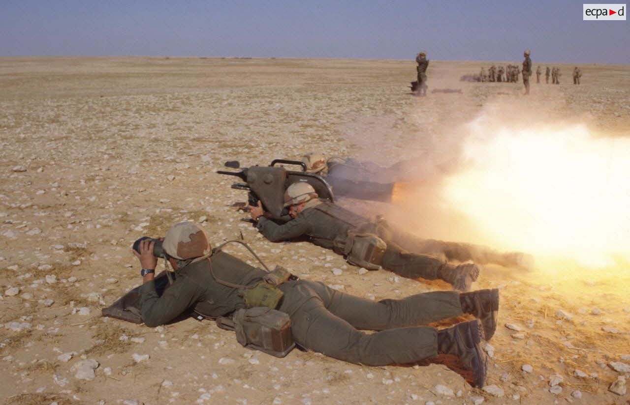 D&eacute;monstration des soldats fran&ccedil;ais lors d'un exercice franco-&eacute;gyptien de tir sur lance-missiles Milan. Flamme produite lors du tir.