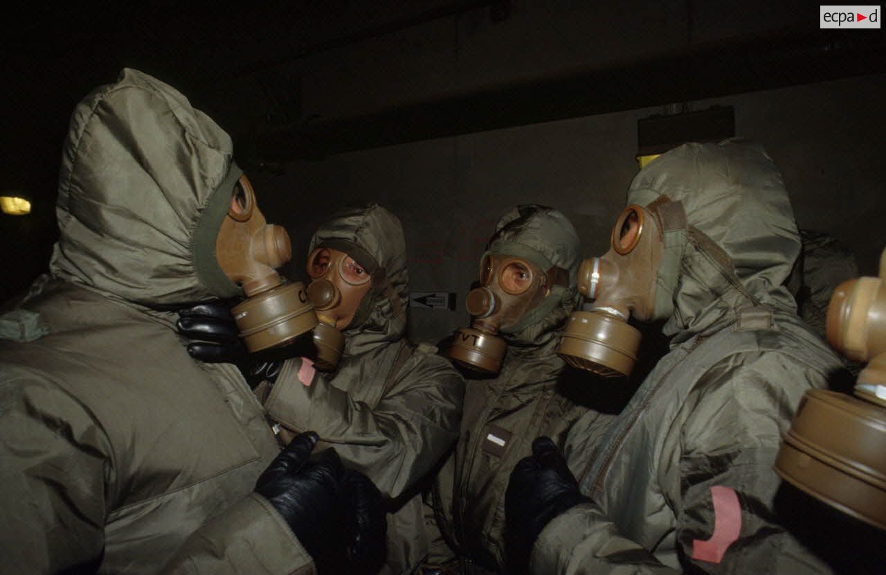 Alerte NBC (risque nucl&eacute;aire, bact&eacute;riologique et chimique) au CRK (camp du roi Khaled), les soldats, rev&ecirc;tus de la tenue S-3P (surv&ecirc;tement de protection &agrave; port permanent), descendent dans des abris souterrains.