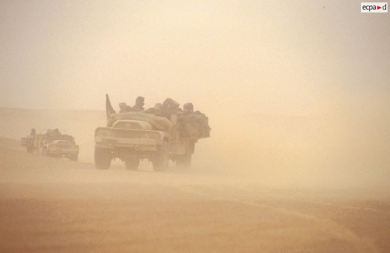 Dans le désert en ZDO (zone de déploiement opérationnel) Olive, des CRAP (commando de renseignement et d'action dans la profondeur) se déplacent à bord de VLRA (véhicule léger de reconnaissance et d'appui) débachés, avec des sacs à dos accrochés sur les flancs.