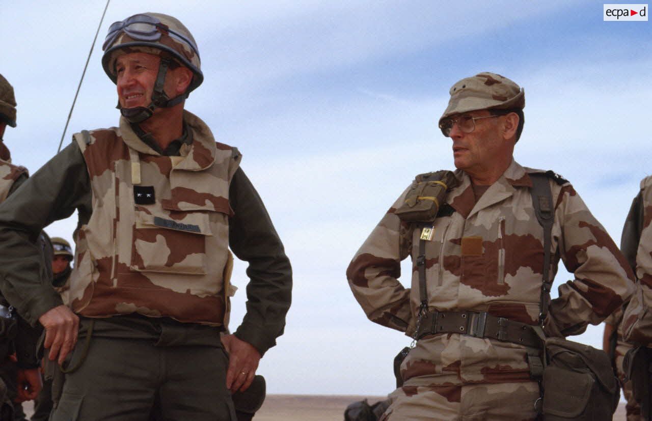 En ZDO (zone de d&eacute;ploiement op&eacute;rationnel) Olive, le g&eacute;n&eacute;ral de corps d'arm&eacute;e Michel Roquejeoffre, commandant en chef de l'op&eacute;ration Daguet, et le g&eacute;n&eacute;ral de brigade Bernard Janvier, commandant la division Daguet.