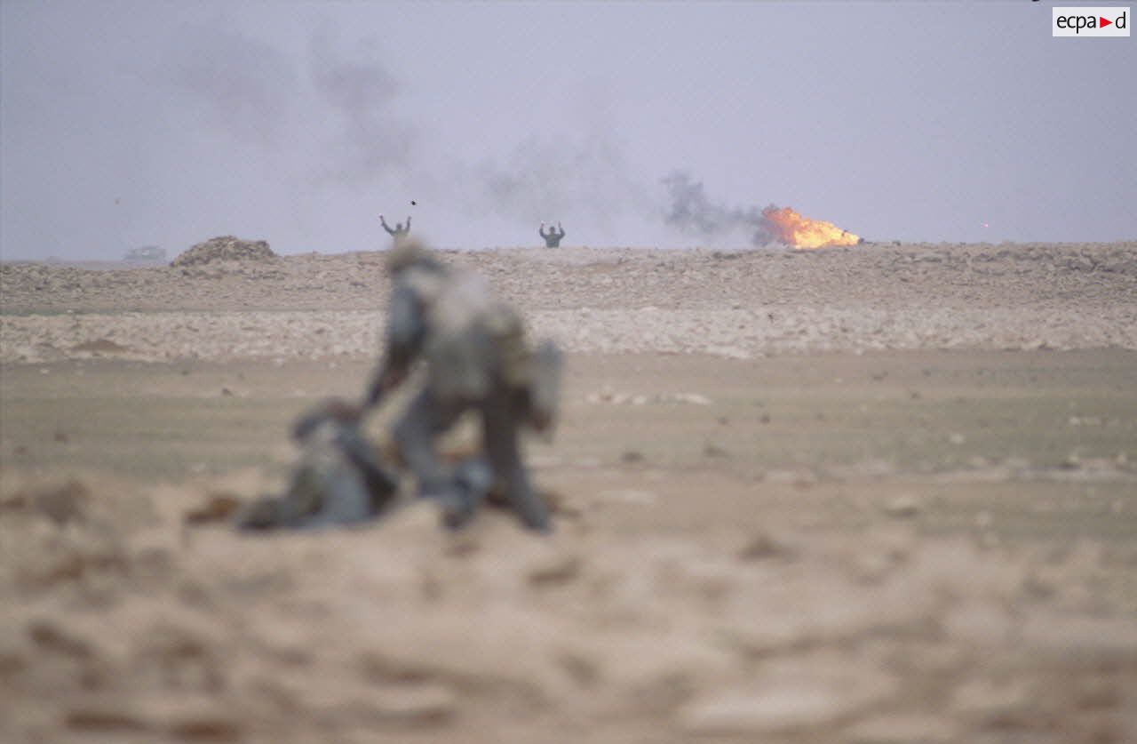 Lors de la progression des marsouins du 3e RIMa (régiment d'infanterie de marine) vers Al Salman, des soldats irakiens se rendent mains en l'air.