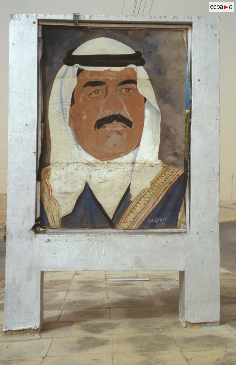 Portrait de Saddam Hussein peint sur un mur &agrave; l'entr&eacute;e du village d'Al Salman occup&eacute; par les Alli&eacute;s.