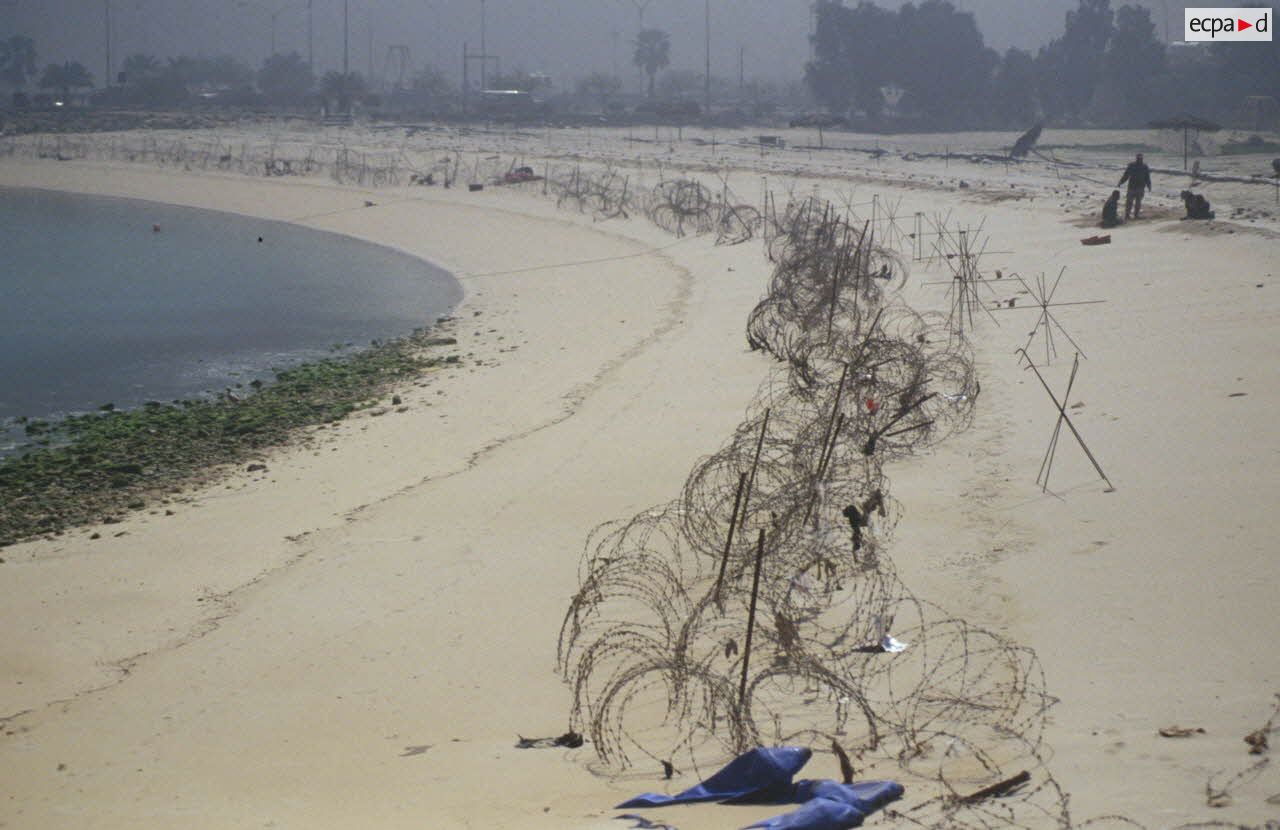 Déminage de la plage de Koweit City par les sapeurs du 17e RGP (régiment de génie parachutiste) et les parachutistes du 13e RDP (régiment de dragons parachutistes) du détachement français et vestiges de l'occupation irakienne.