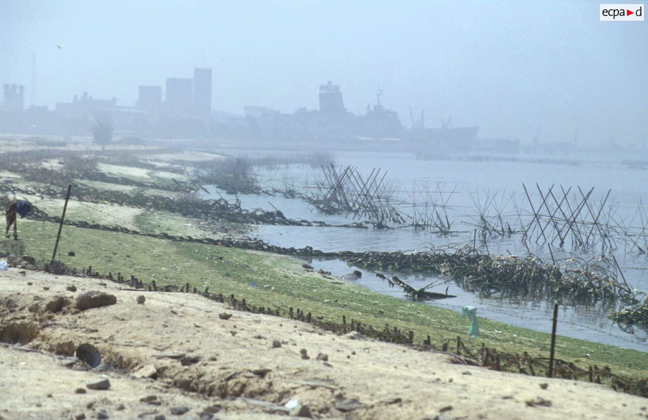 La plage de koweit City avec des barbelés et des pièges.