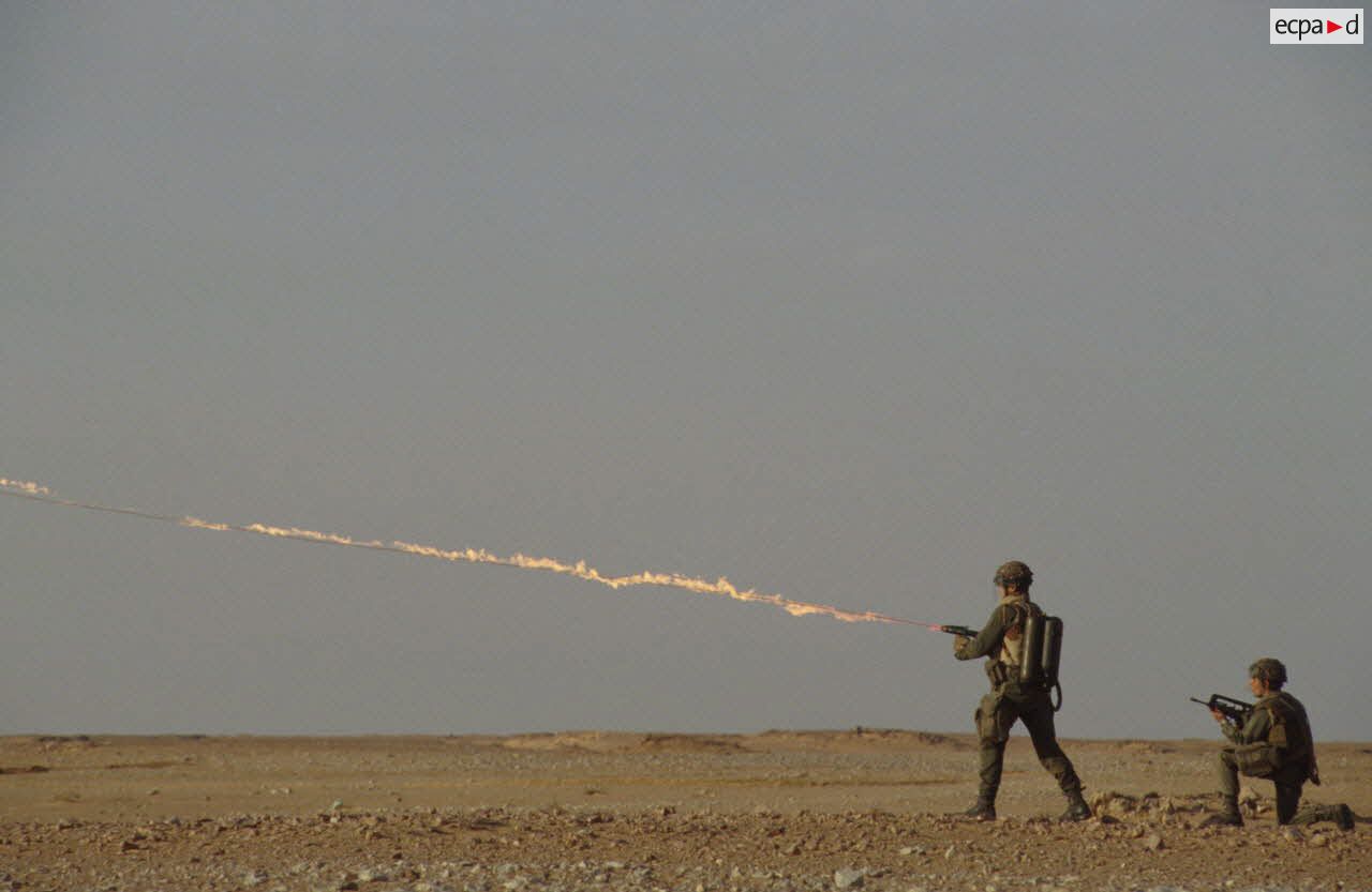 Un l&eacute;gionnaire du 6e REG (r&eacute;giment &eacute;tranger du g&eacute;nie) tire au lance-flamme mod&egrave;le LFP 54.