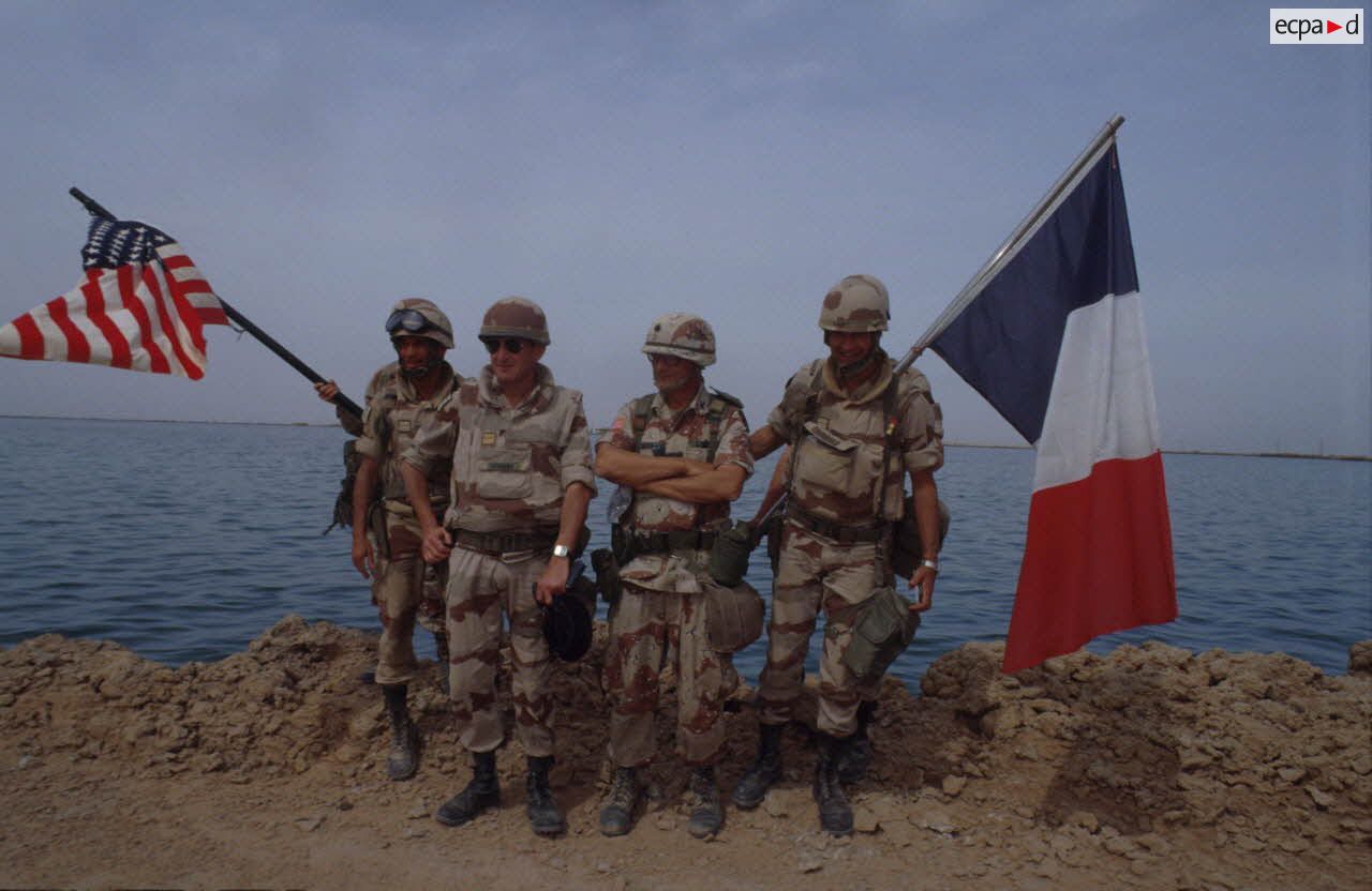 Une cérémonie symbolique regroupe soldats américains et français sur les bords de l'Euphrate.