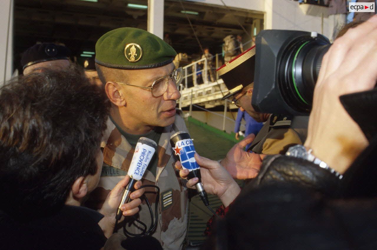 Interview du lieutenant-colonel Yves Derville, chef de corps du 2e REI (r&eacute;giment &eacute;tranger d'infanterie), par des journalistes de Radio France Provence et La Cinq au pied du ferry affr&eacute;t&eacute; Danielle Casanova &agrave; quai au port de Toulon.