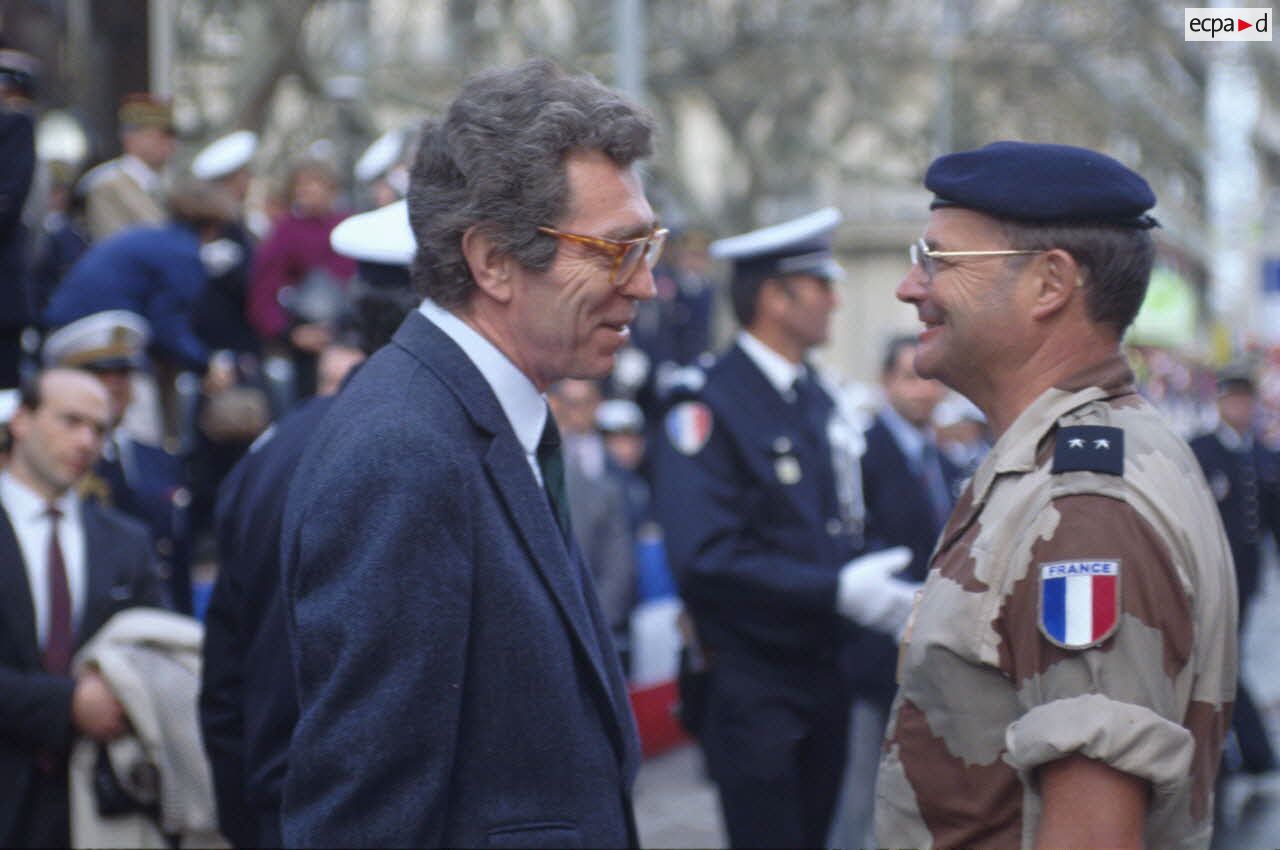 Pierre Joxe, ministre de la D&eacute;fense, f&eacute;licite le g&eacute;n&eacute;ral Tanneguy Le Pichon, adjoint du commandant en chef de l'op&eacute;ration Daguet, &agrave; l'issue du d&eacute;fil&eacute; militaire au retour de la division Daguet dans les rues de Toulon.