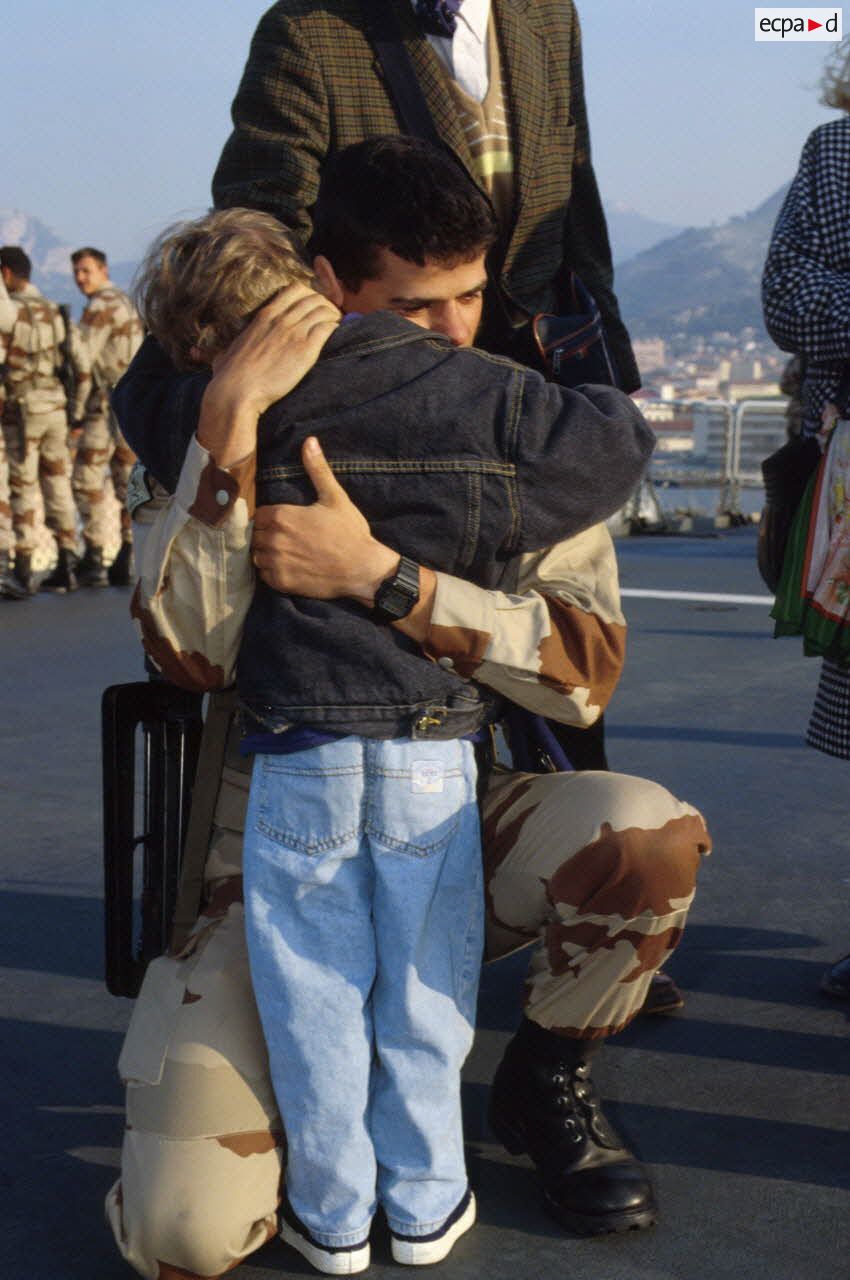 Sur le pont d'envol du TCD (transport de chalands de d&eacute;barquement) Foudre, un soldat du 3e RHC (r&eacute;giment d'h&eacute;licopt&egrave;res de combat) retrouve sa famille.