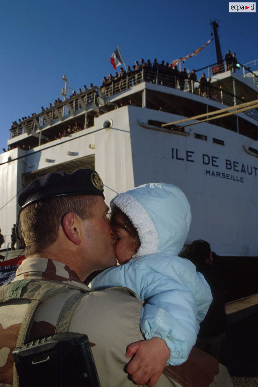 Un soldat du g&eacute;nie retrouve sa famille au pied du ferry affr&eacute;t&eacute; Ile de Beaut&eacute; sur le quai du port de Toulon.