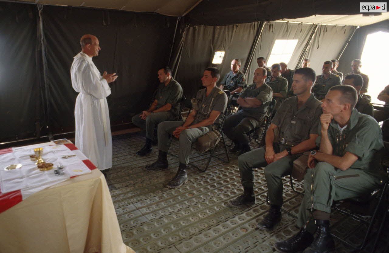 Messe célébrée par le père Olive Tagliazucchi, aumônier du 2e REP, sous une tente au campement du 1er RI.