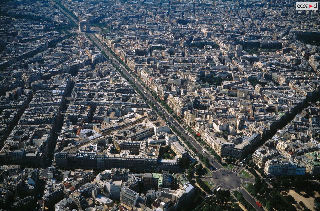 Paris 8e. L'avenue des Champs-Elys&eacute;es.