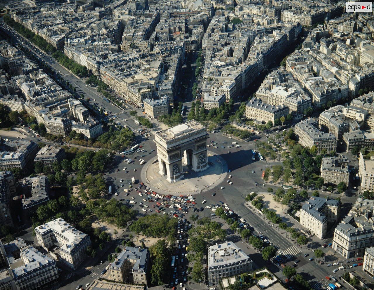 Paris 8e, Paris 16e et Paris 17e. Place Charles de Gaulle Etoile et l'Arc de Triomphe.