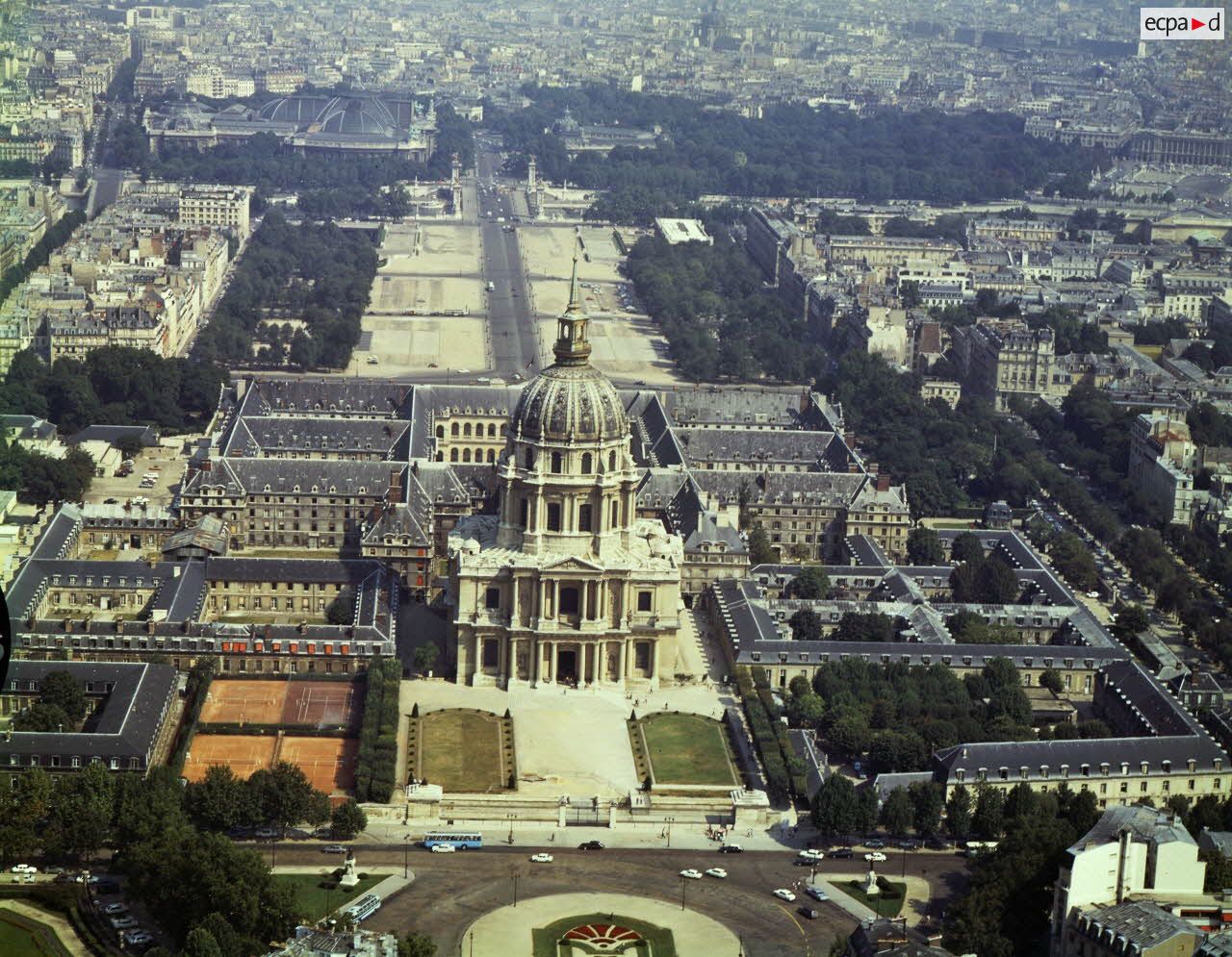 Paris 7e. L'H&ocirc;tel et l'esplanade des Invalides.