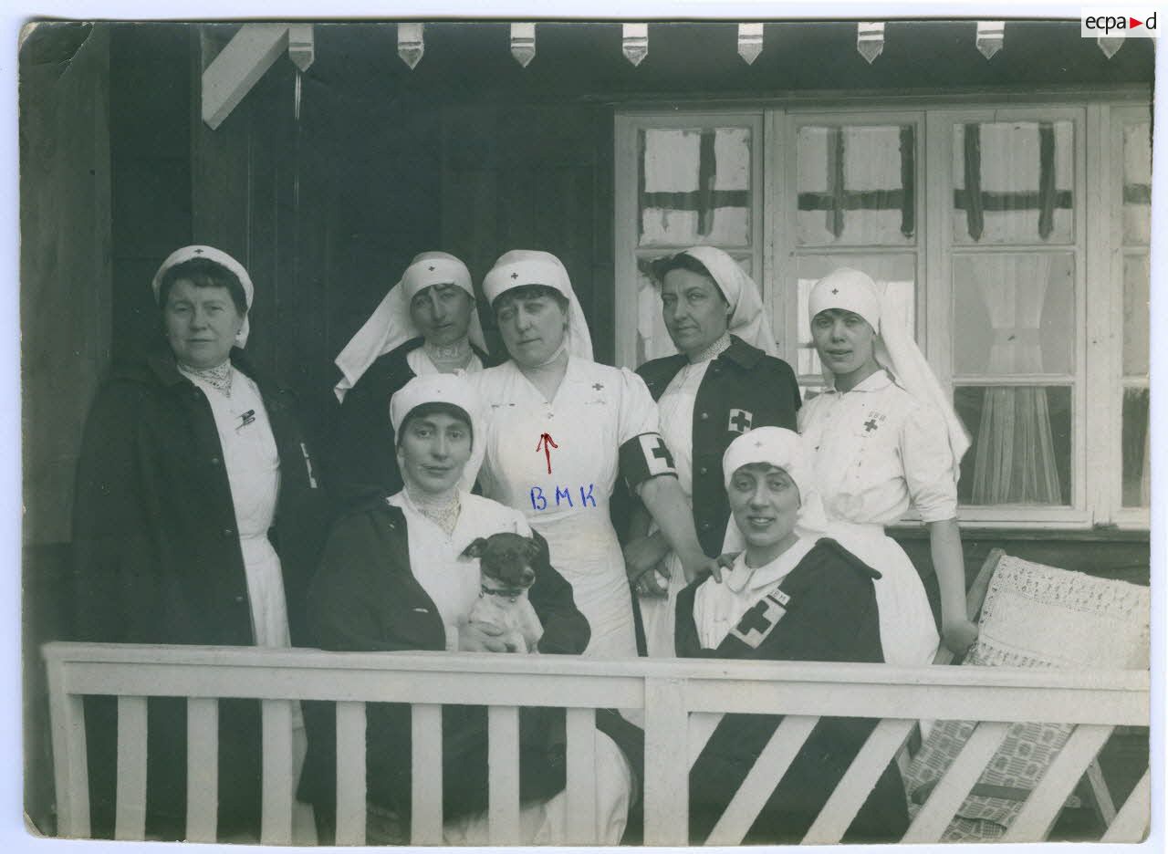 1914-1918. Mont Frenet. Equipe de femmes. Mme de Boisboissel, Melle Juge, Mme de Gennes, Mme Mangin, Melle Namur, Melles Frontault (Suzanne morte du typhus). [l&eacute;gende d'origine]