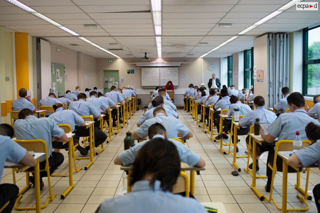 Des élèves de terminale passent une épreuve du baccalauréat dans une salle de cours du lycée militaire d'Autun.