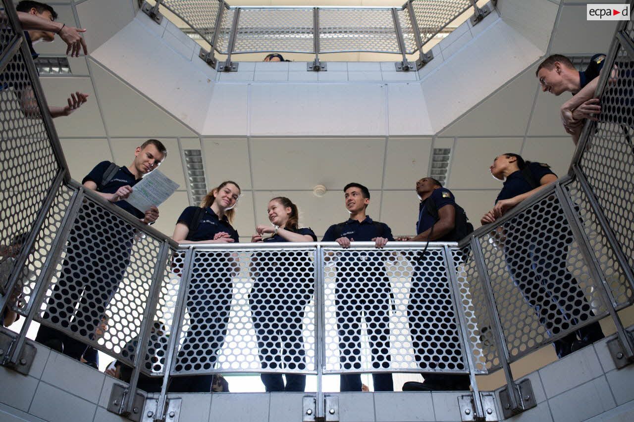 Des élèves se réunissent entre deux cours au lycée militaire d'Autun.