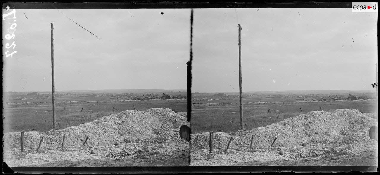 La crête de Vimy, vue de la fosse 14 de Lens, à la gauche la fosse n°3, à droite la fosse de Liévin. [légende d'origine]