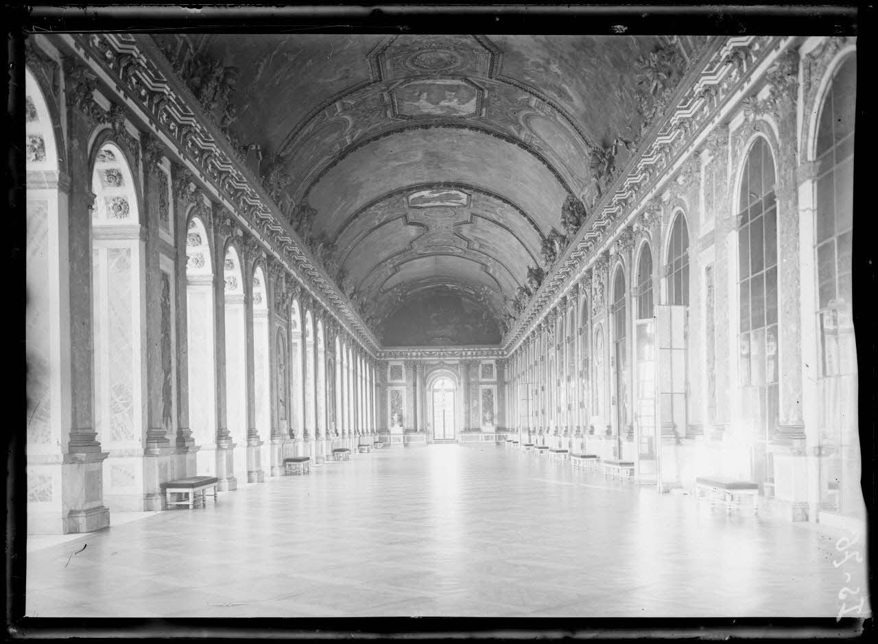Château de Versailles. Galerie des Glaces. [légende d'origine]
