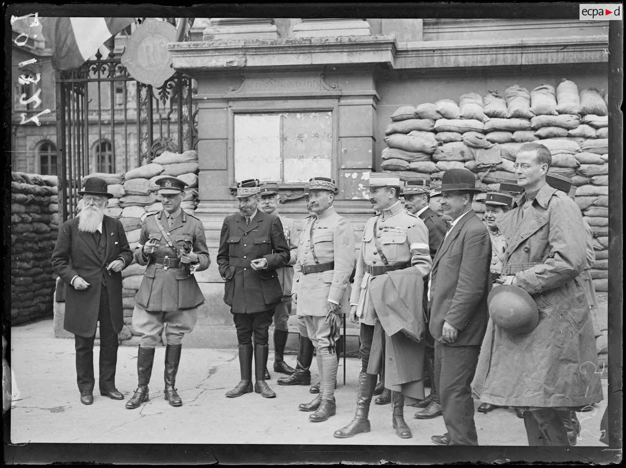Amiens, la sortie du banquet donné à l'hôtel de ville le 14 juillet 1918. [légende d'origine]