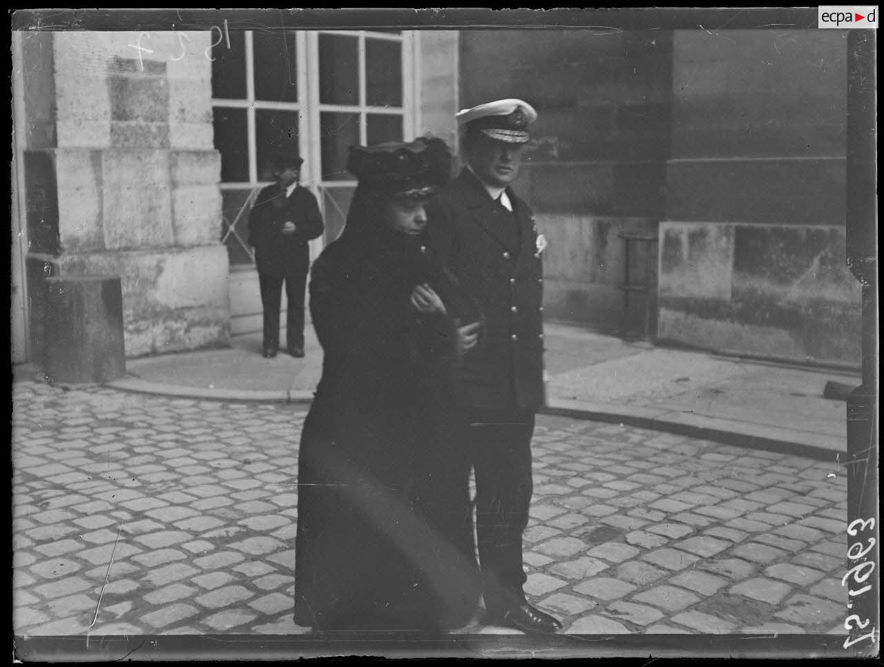 Visite des marins anglais à Versailles. Les marins anglais visitent le parc. [légende d'origine]