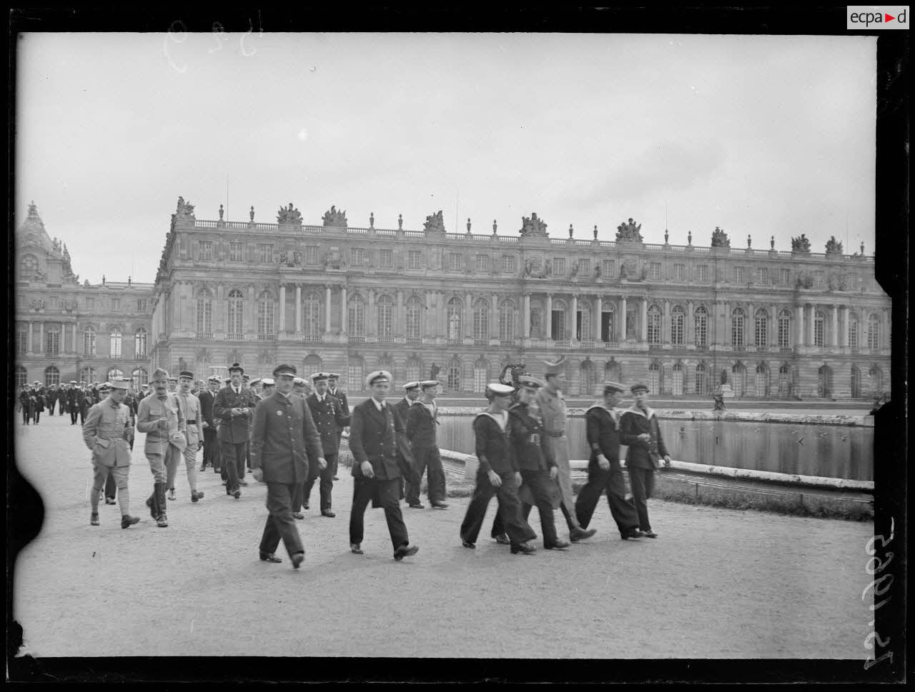Visite des marins anglais à Versailles. Les marins anglais avec leurs collègues français dans le parc. [légende d'origine]
